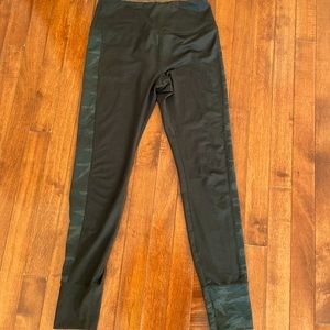 Vuori Legging in black Camo Stripe